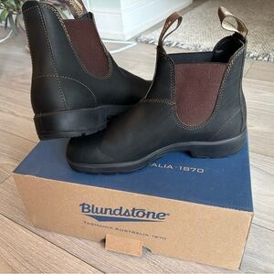 Blundstone Black Leather Chelsea Boots with Brown Elastic